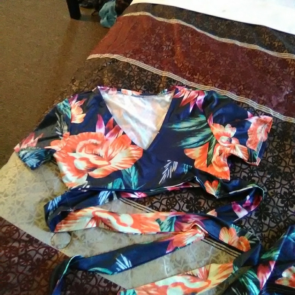 SOLD Beautiful 2-piece skirt and crop top set